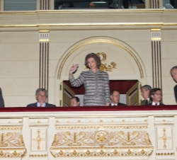 Doña Sofía, en el Palco Real, saluda al público asistente a la representación